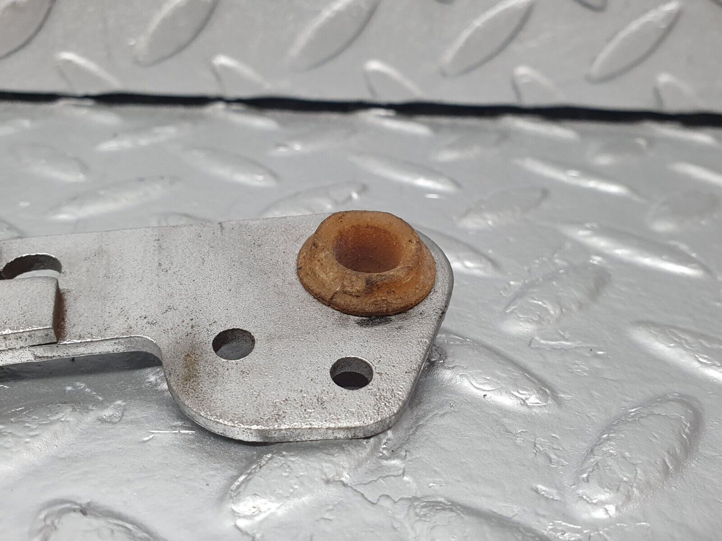 43832 Mercedes-Benz C126 380SEC Coupe Automatic Gearbox Linkage Bracket