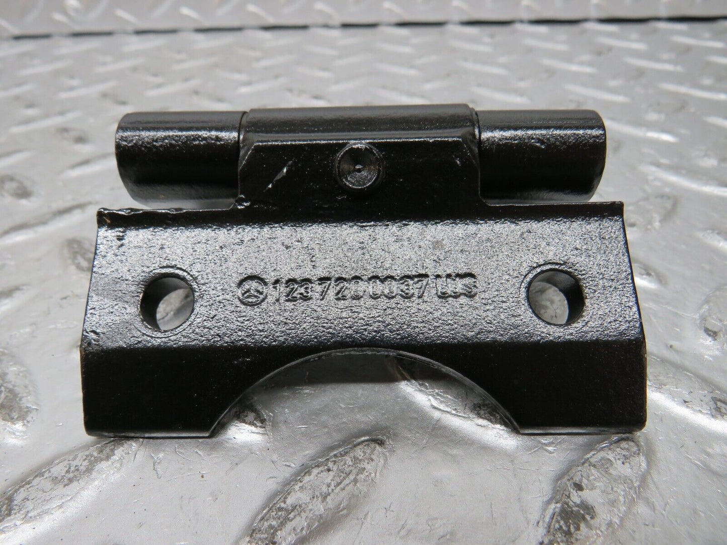32147 Mercedes-Benz W123 230E Door Hinge Pair 1237200037