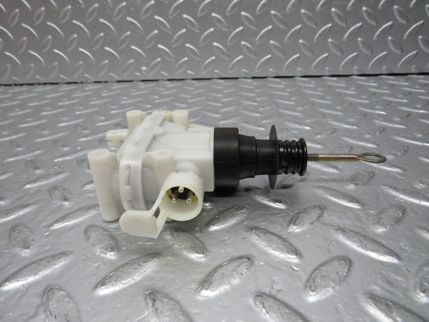 31395 Mercedes-Benz S124 220TE Door Lock Vacuum Actuator Hella Front Right