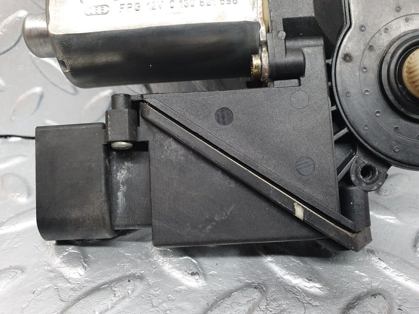 41914 Mercedes-Benz W202 C200 Window Regulator Motor Rear Right Bosch 0130821698 114899300