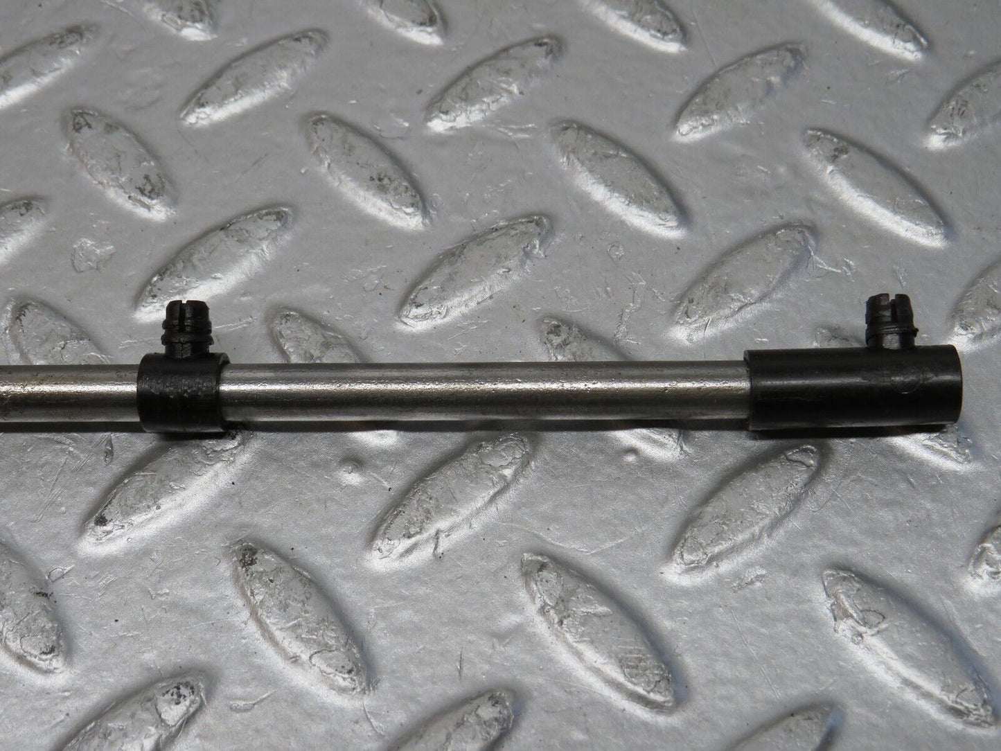 32878 Mercedes-Benz C107 R107 350 V8 Camshaft Oil Tube