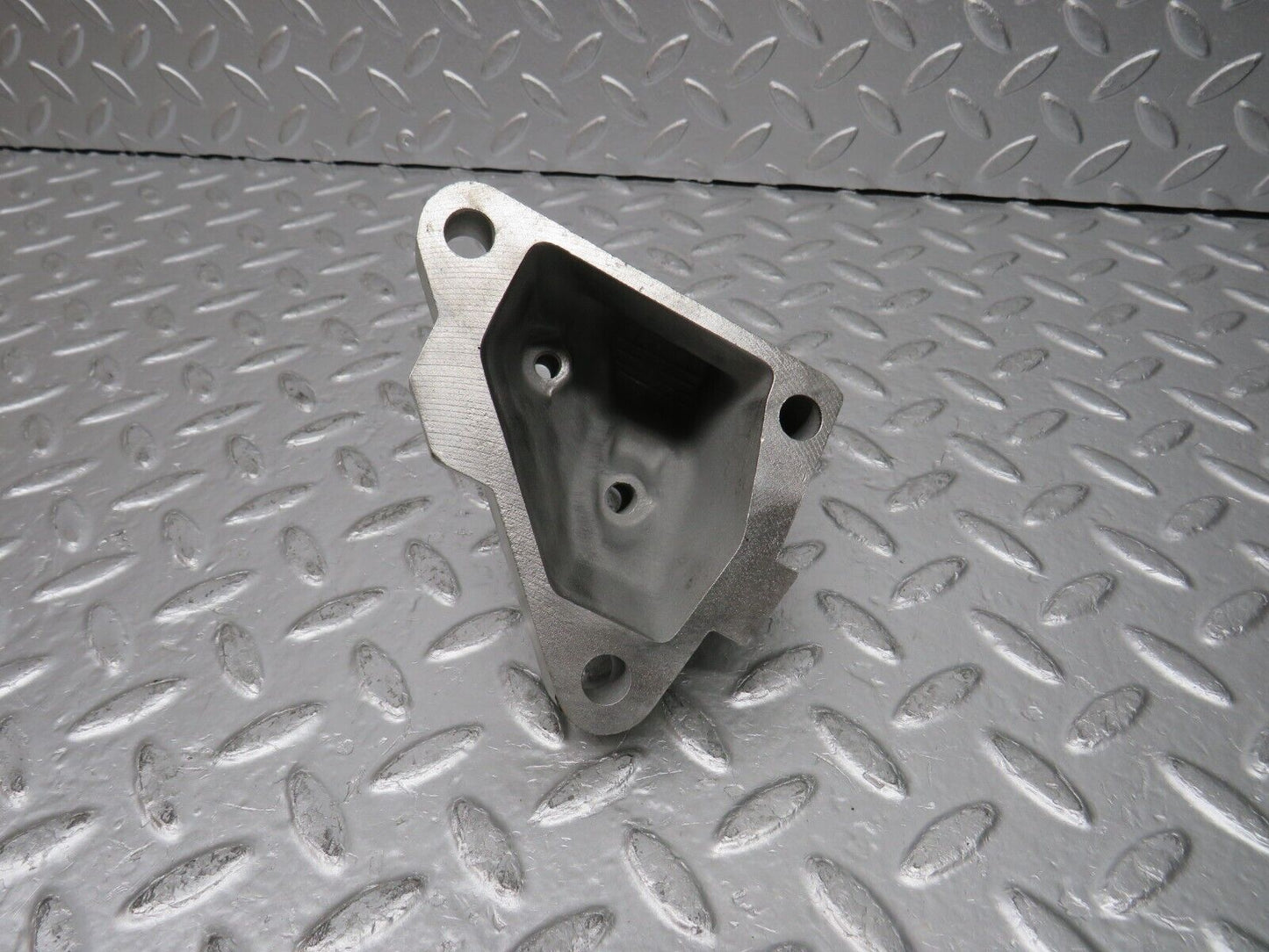 30546 Mercedes-Benz W124 230E Engine Mount Bracket Left Side 1022234104