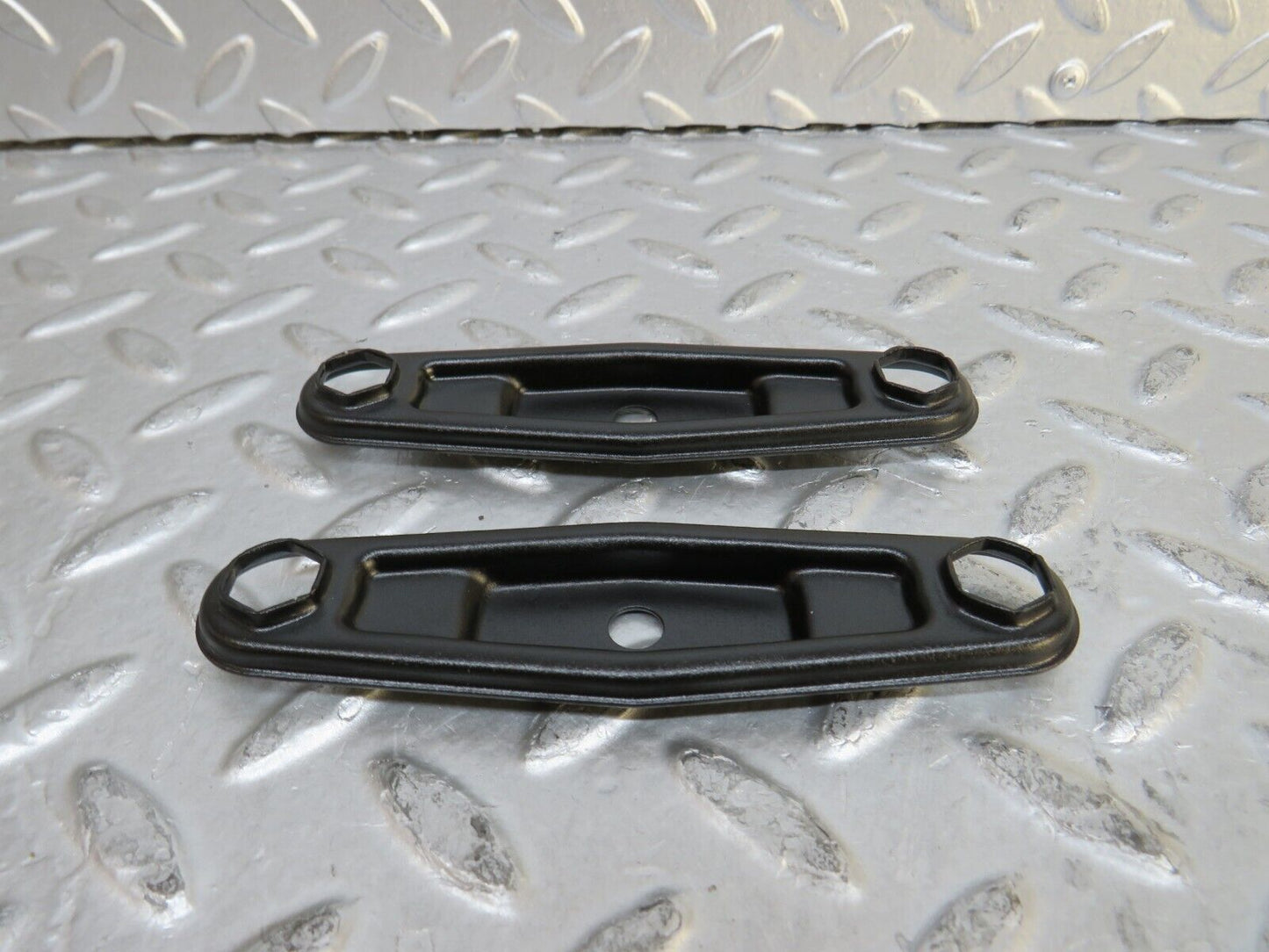 29443 Mercedes-Benz W124 230E Fuel Injector Bracket