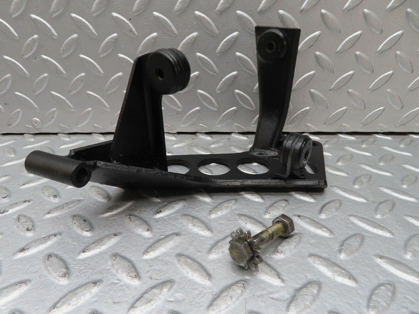16976 Mercedes-Benz C123 280CE Coupe Power Steering Pump Bracket