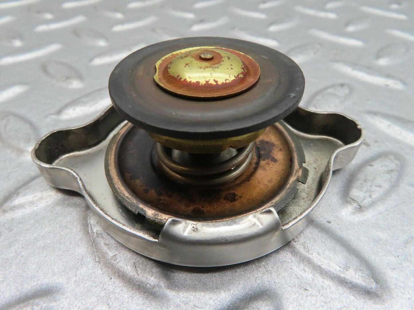 13913 Mercedes-Benz C107 280SLC Radiator Cap 1235010115