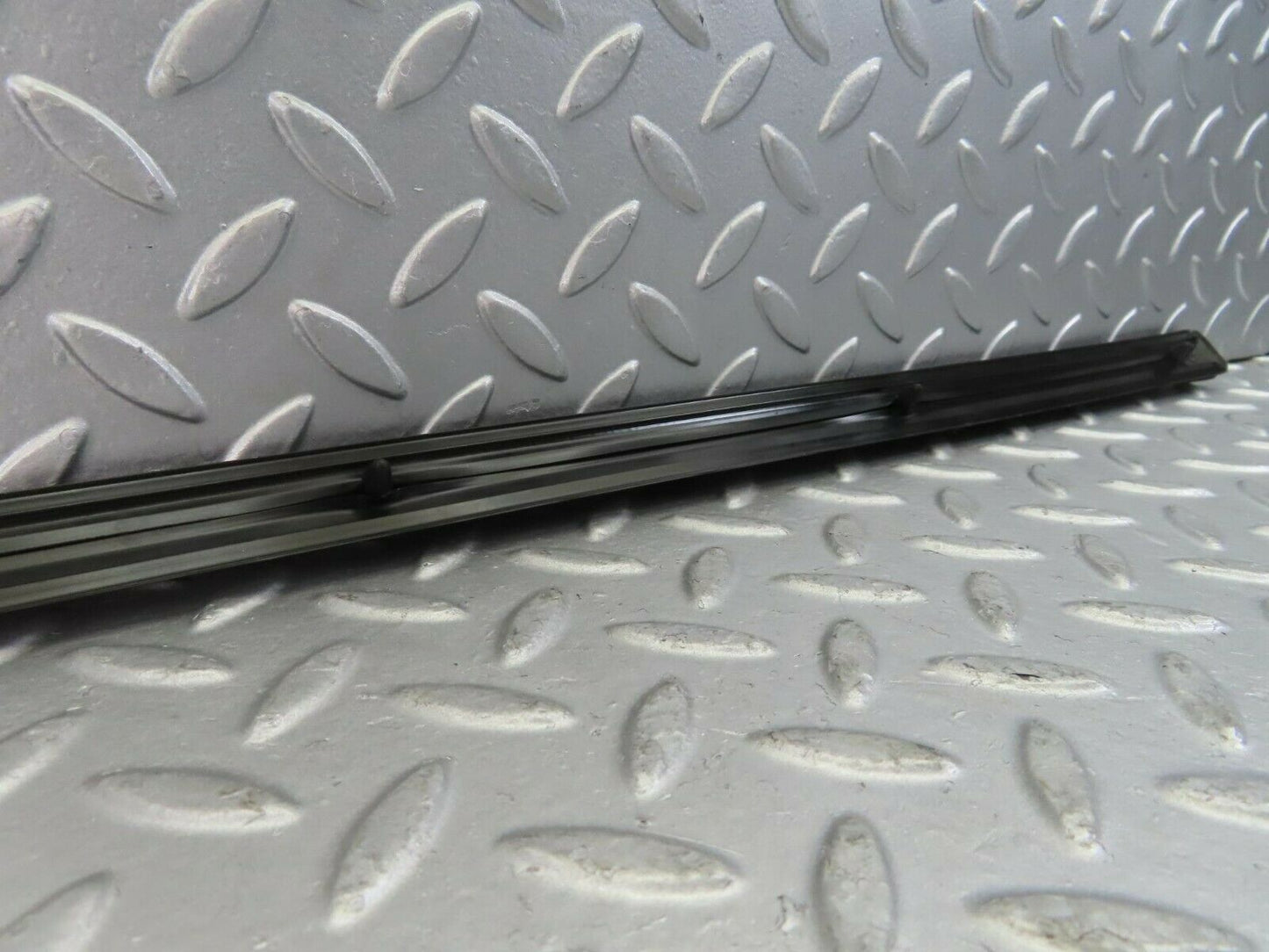 10259 Mercedes-Benz W123 Front Right Door Centre Moulding Trim