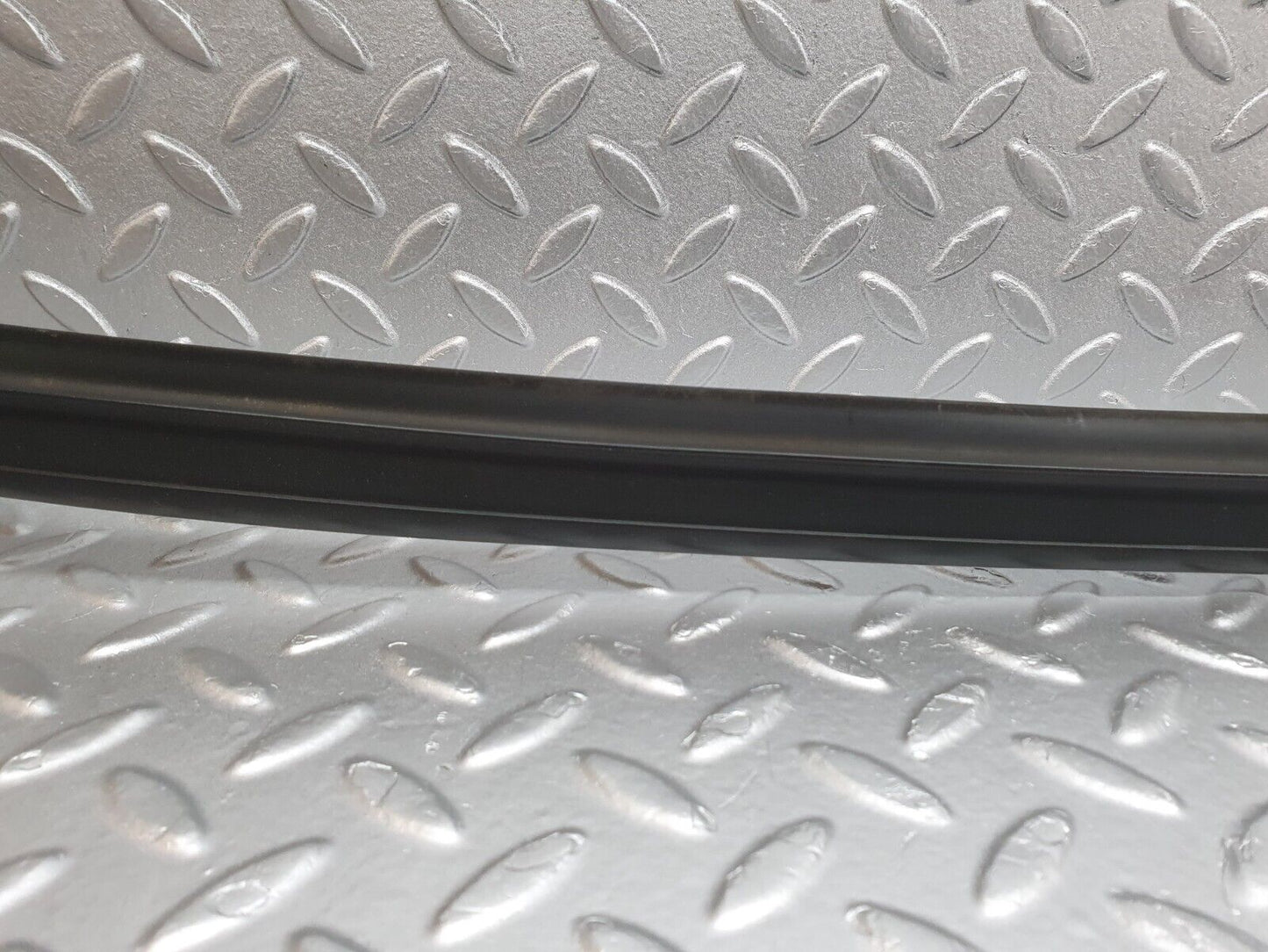 41714 Mercedes-Benz W124 200E Rear Windscreen Lower Rubber Seal