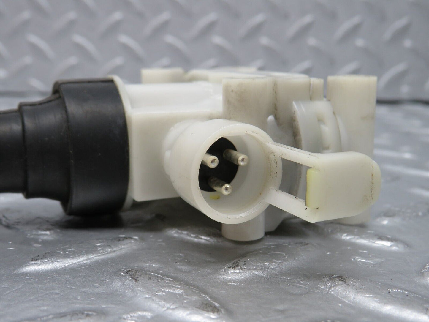 38907 Mercedes-Benz W201 190E Front Left Door Lock Vacuum Actuator