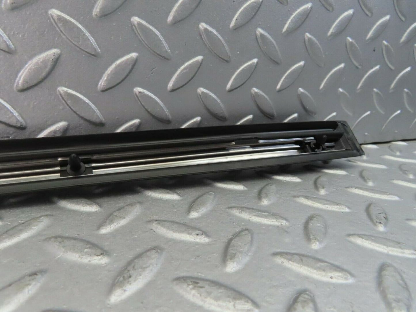 10287 Mercedes-Benz W116 Front Right Door Centre Moulding Trim