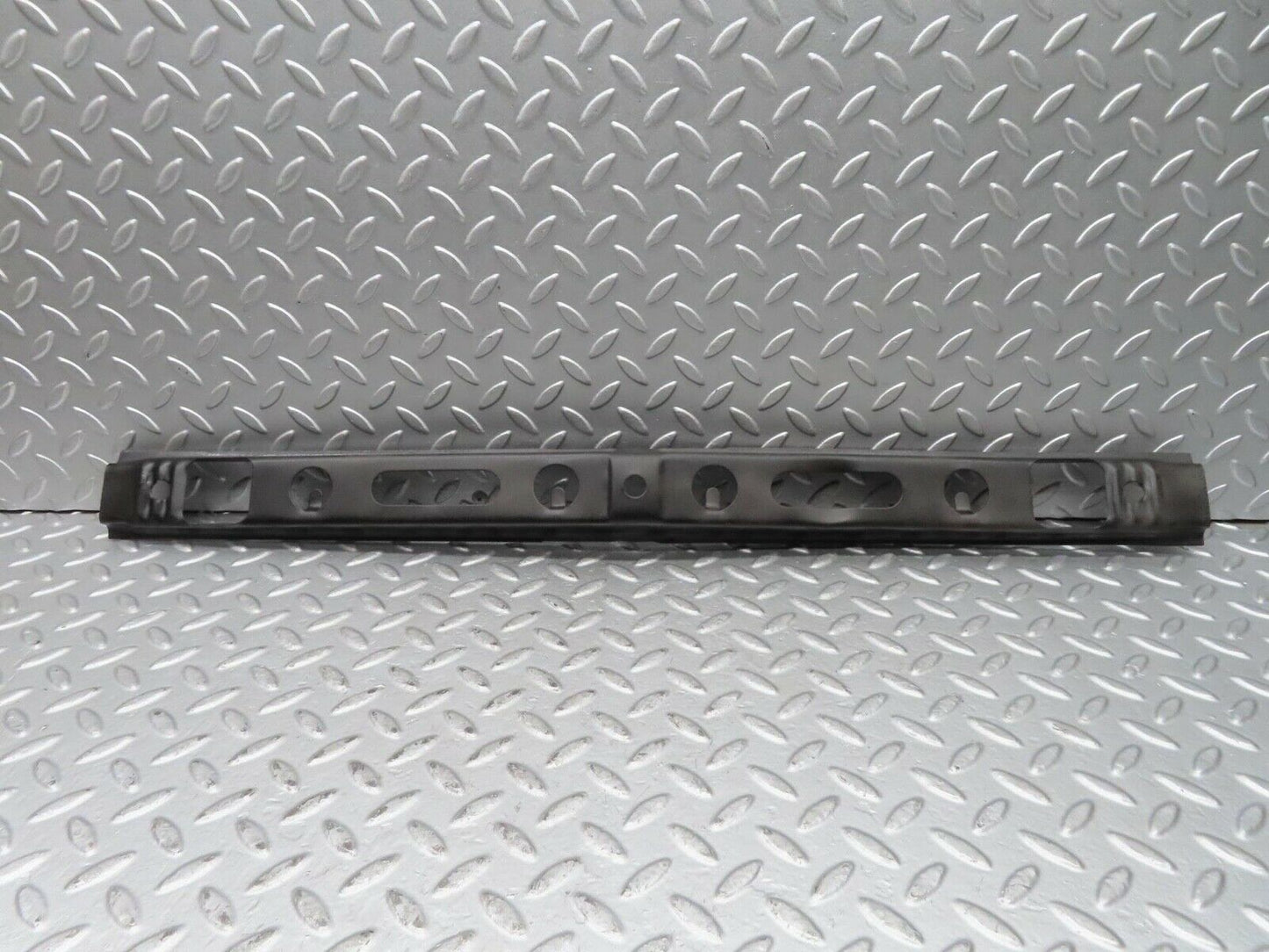 15351 Mercedes-Benz W123 230E Front Bumper Centre Bracket