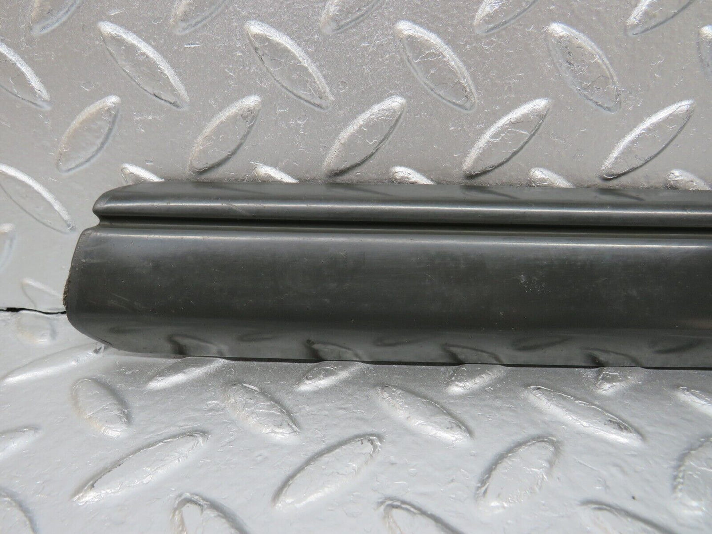 33996 Mercedes-Benz W124 260E Front Right Fender Wing Centre Moulding Trim
