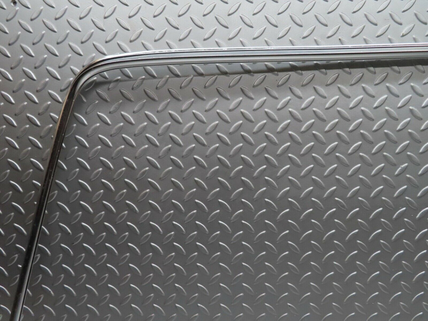 19122 Mercedes-Benz W123 300D Rear Windscreen Chrome Frame