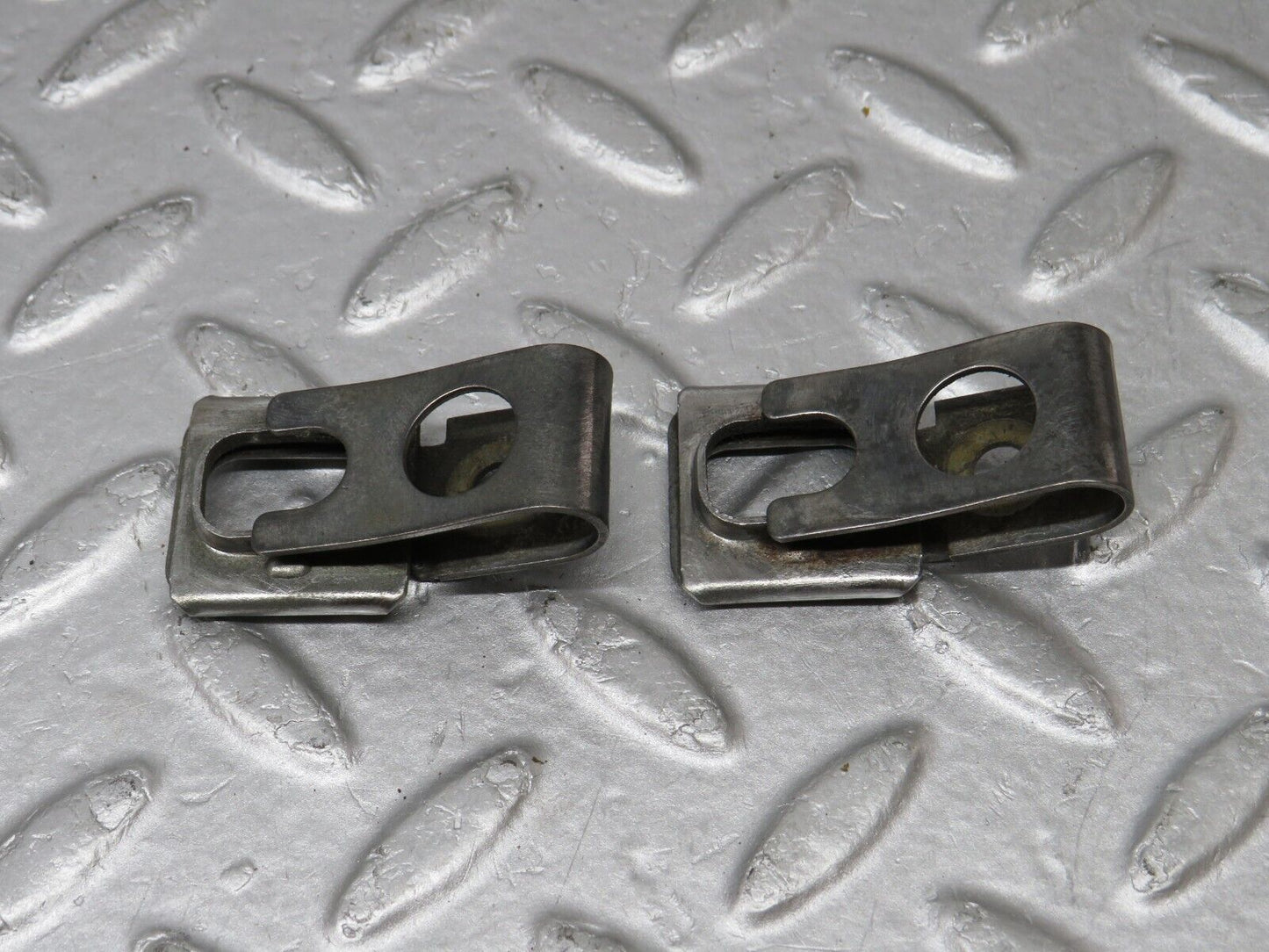 36242 Mercedes-Benz W126 420SE Fuel Injector Bracket 2x