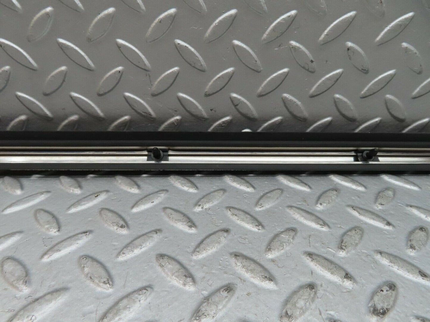 17894 Mercedes-Benz W116 450SEL Front Right Door Centre Chrome Trim