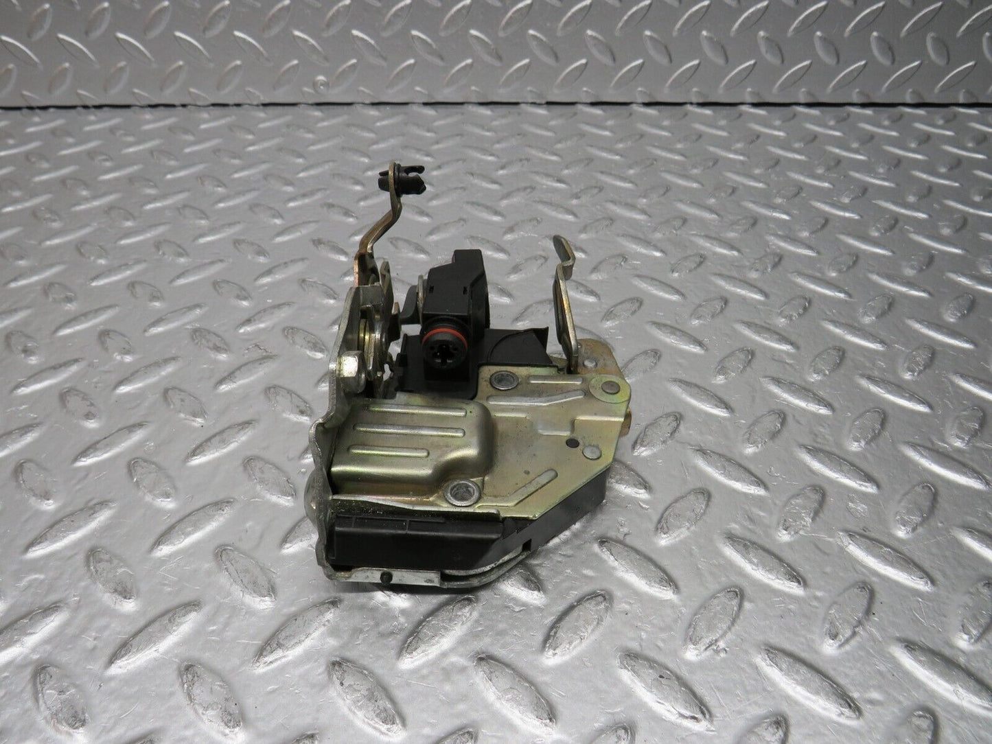 31392 Mercedes-Benz S124 220TE Wagon Front Left Door Lock Mechanism