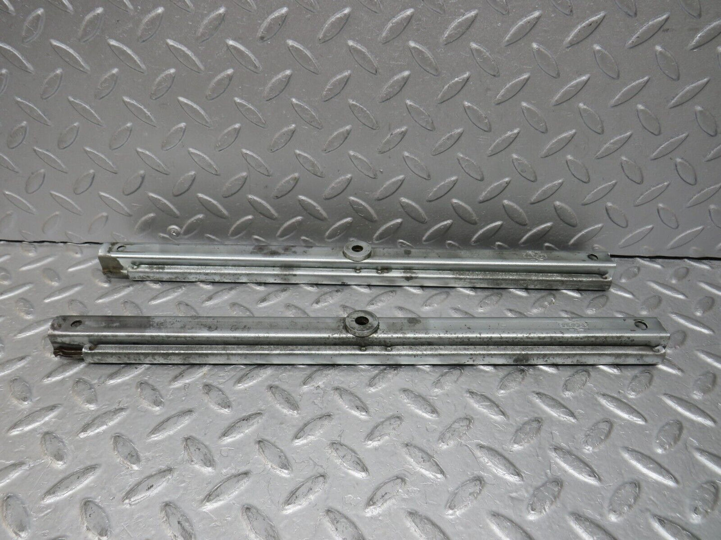 37082 Mercedes-Benz C126 420SEC Coupe Front Right Seat Rail Pair
