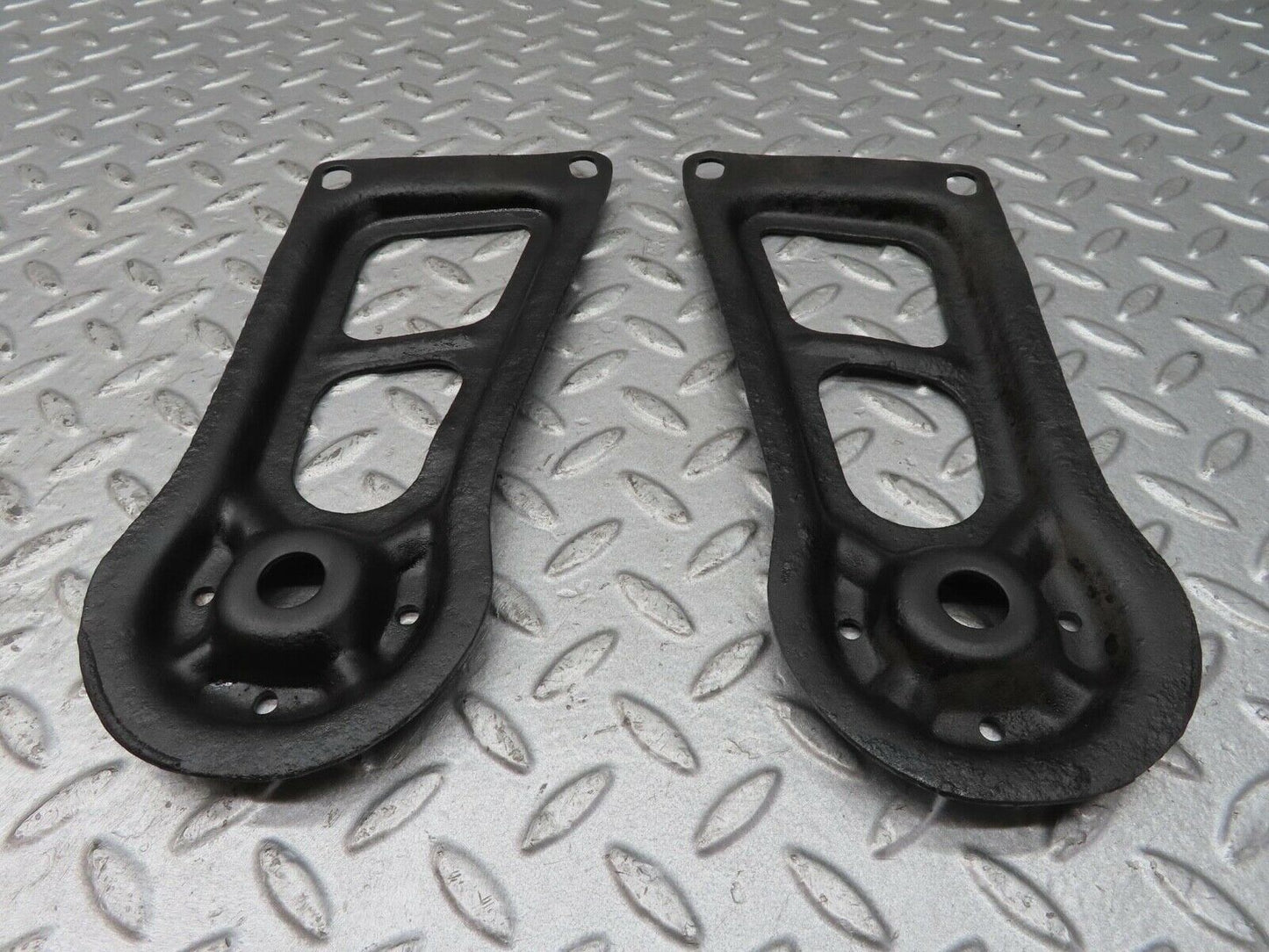 13633 Mercedes-Benz W123 200 Rear Suspension Axle Mounting Bracket