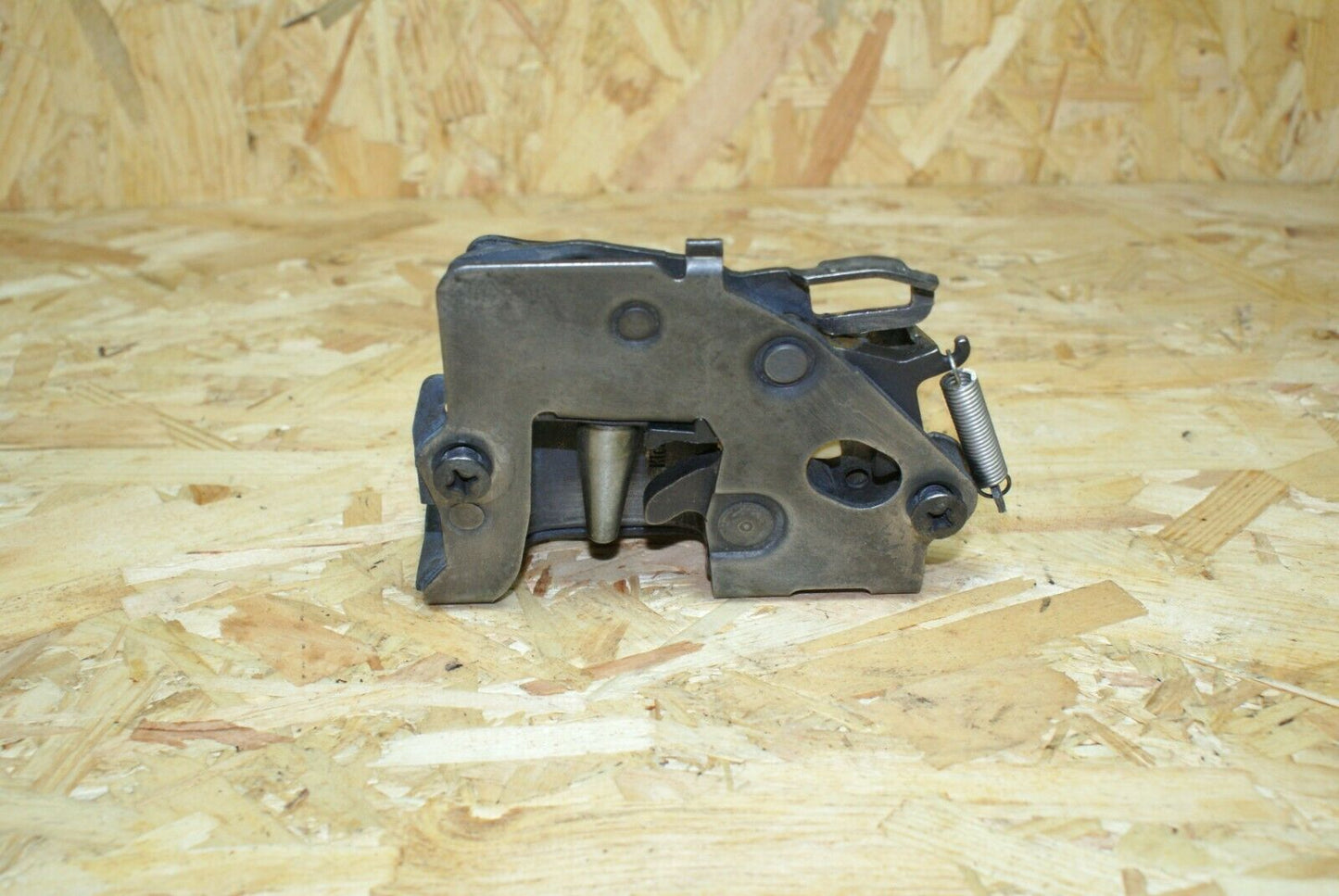 2250 Mercedes-Benz W123 280E Front Right Door Lock N/S