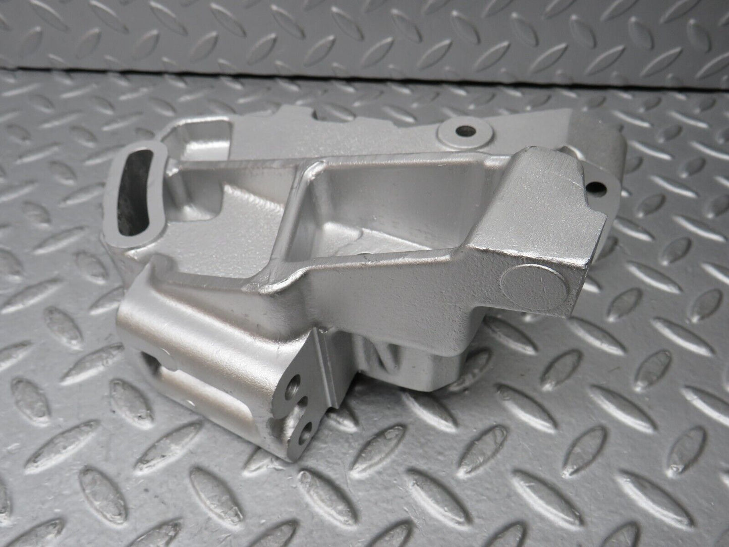 35907 Mercedes-Benz 240D OM616.912 Power Steering Pump Bracket 6172360230