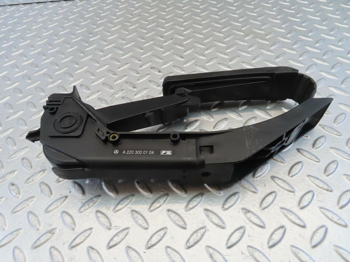 11100 Mercedes-Benz W221 S320 Throttle Accelerator Pedal 2203000104