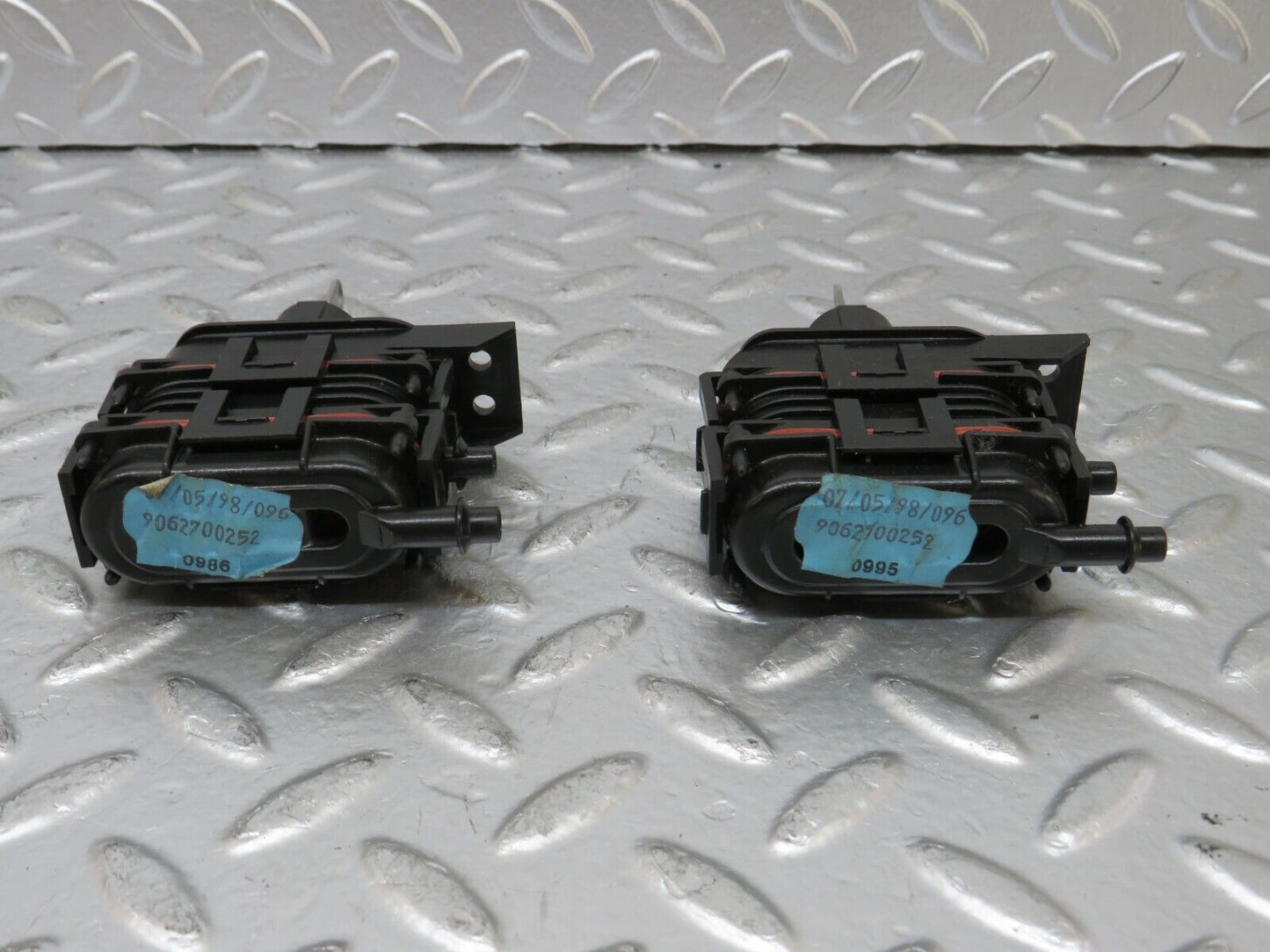 25038 Mercedes-Benz W140 S320 2x Heater Box Vacuum Actuator 9062700252