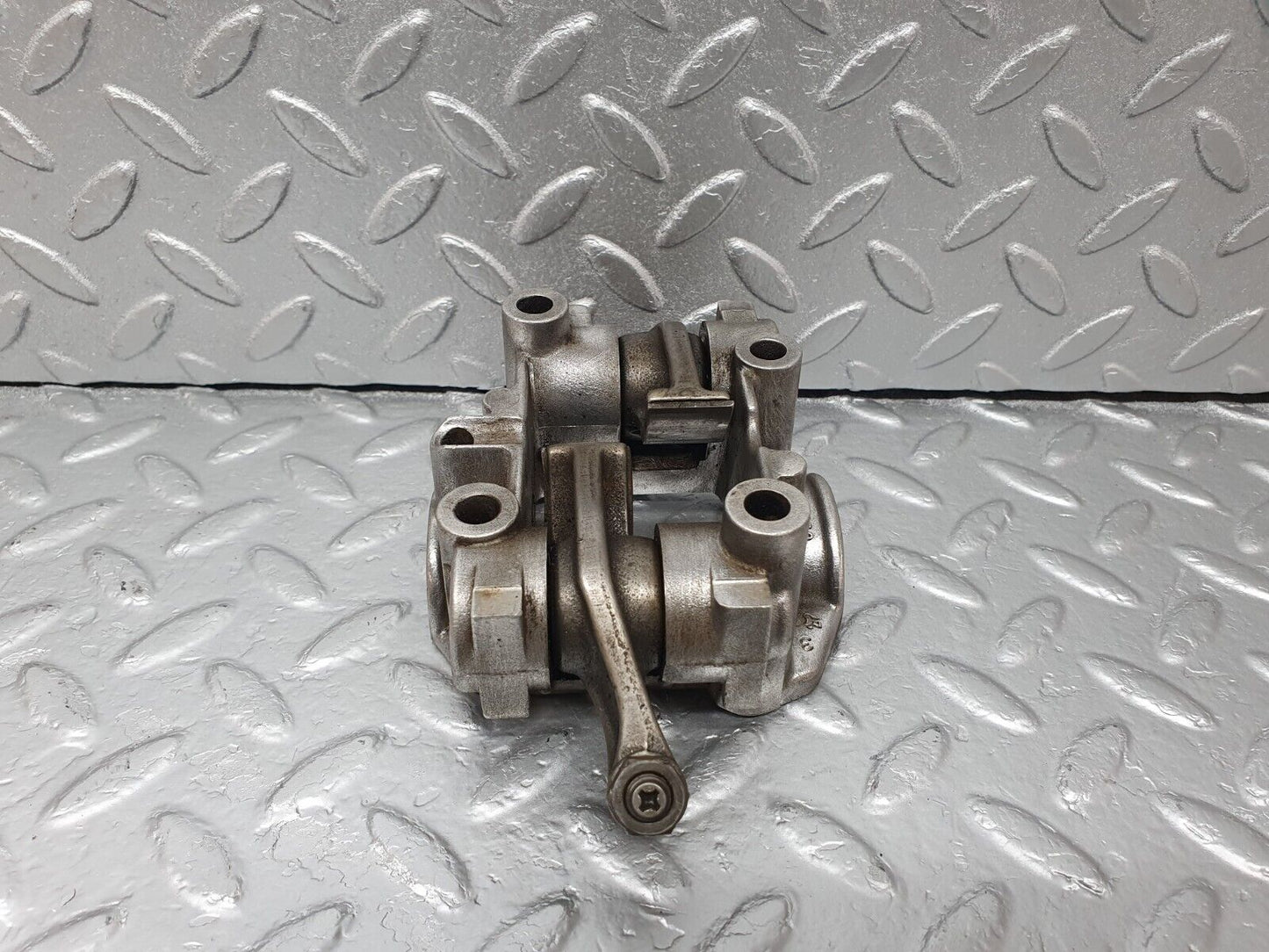 43064 Mercedes-Benz W123 Rocker Arms Camshaft Bearing Block 1020512110