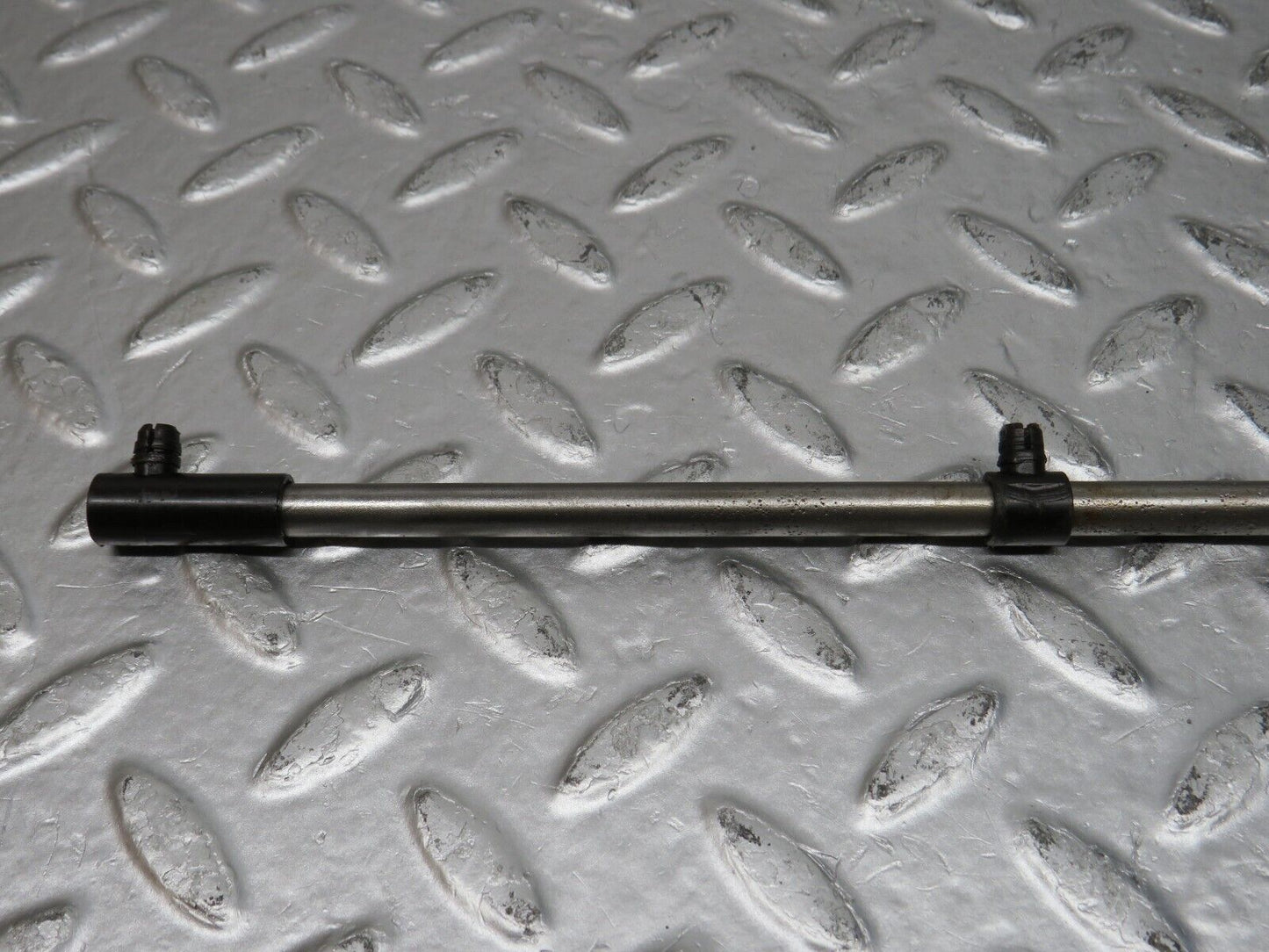32878 Mercedes-Benz C107 R107 350 V8 Camshaft Oil Tube