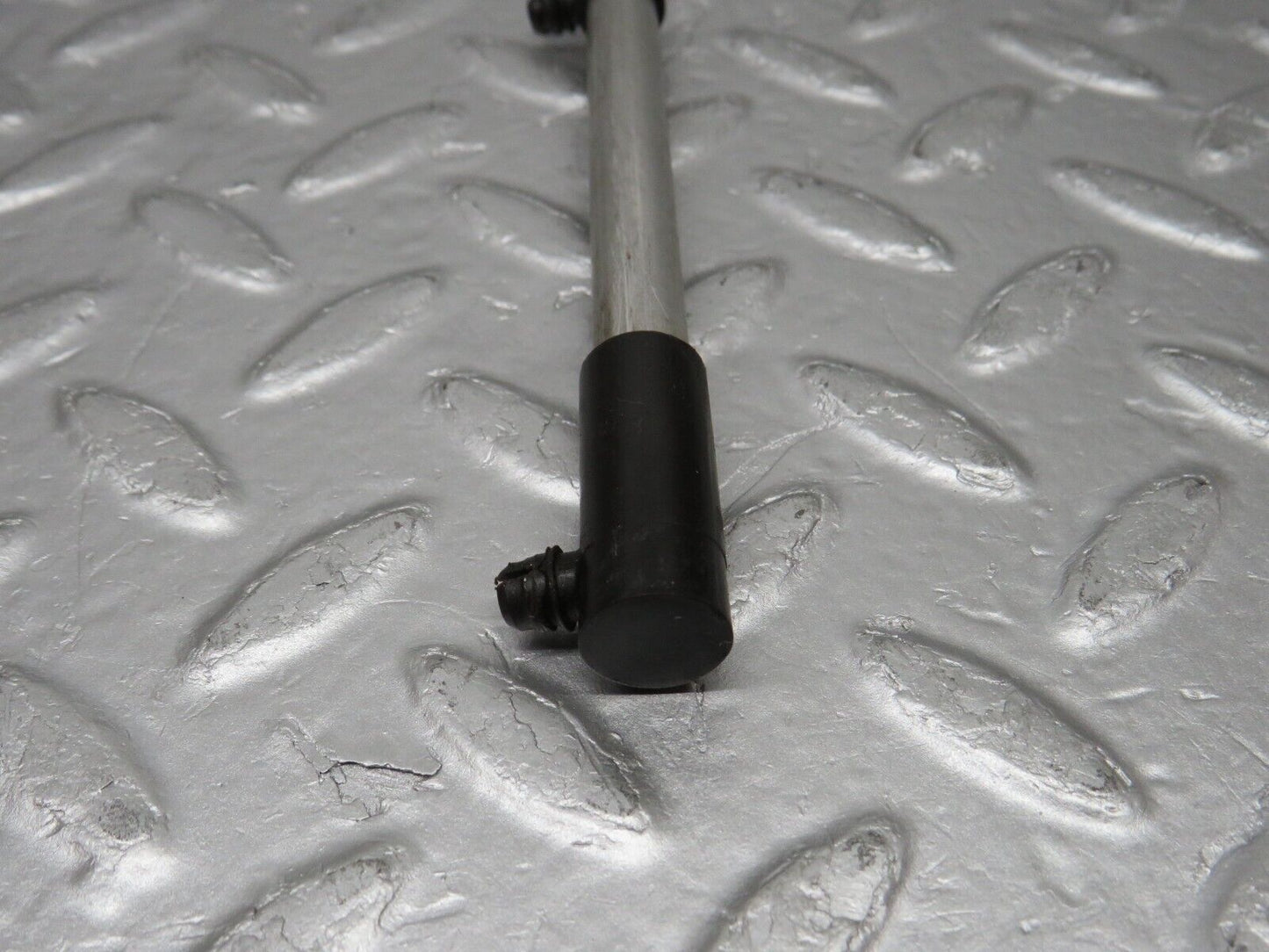 39157 Mercedes-Benz R107 500SL Camshaft Oil Tube