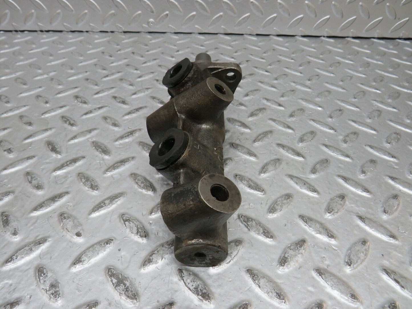 28707 Mercedes-Benz W123 230E Brake Master Cylinder Bendix 2580