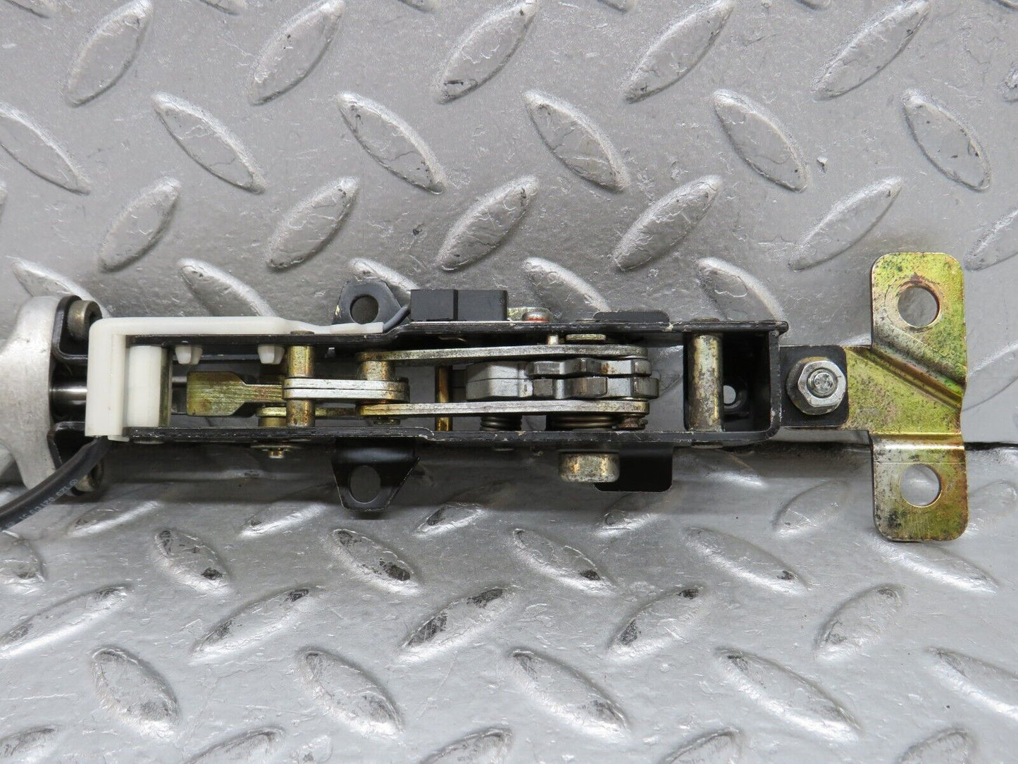37820 Mercedes-Benz A124 320E Cabriolet Soft Top Lock Latch Left 1247700426 1298210951 1298001672