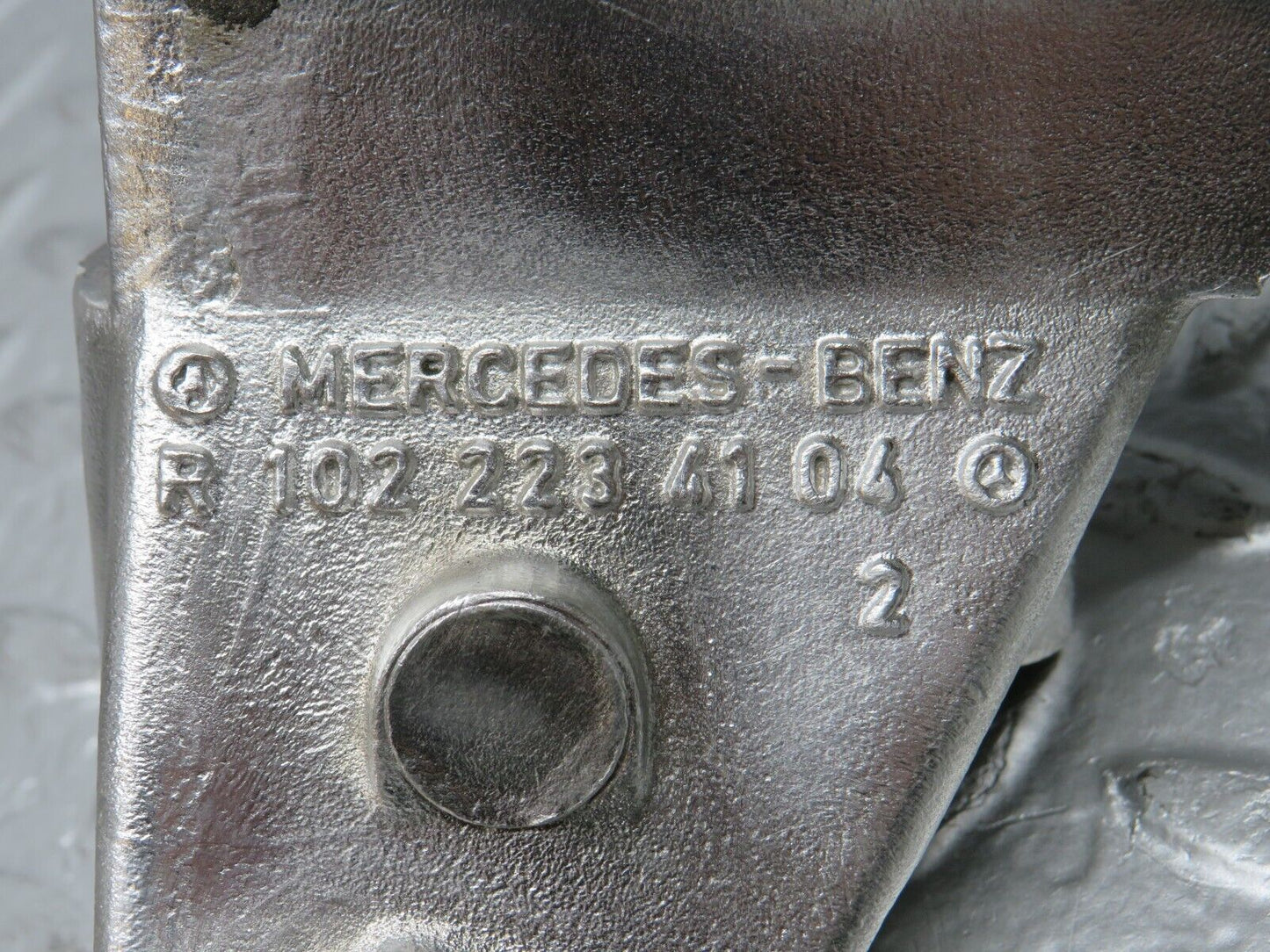 30732 Mercedes-Benz W201 190E 2.0L Engine Mount Bracket Left Side 1022234104