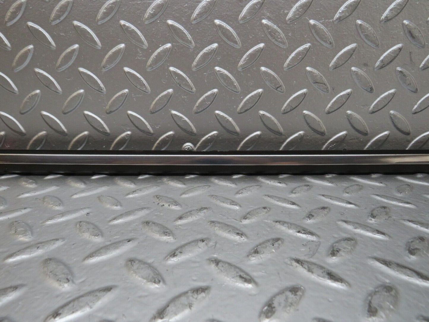 27109 Mercedes-Benz W123 280E Front Left Fender Wing Centre Moulding Trim