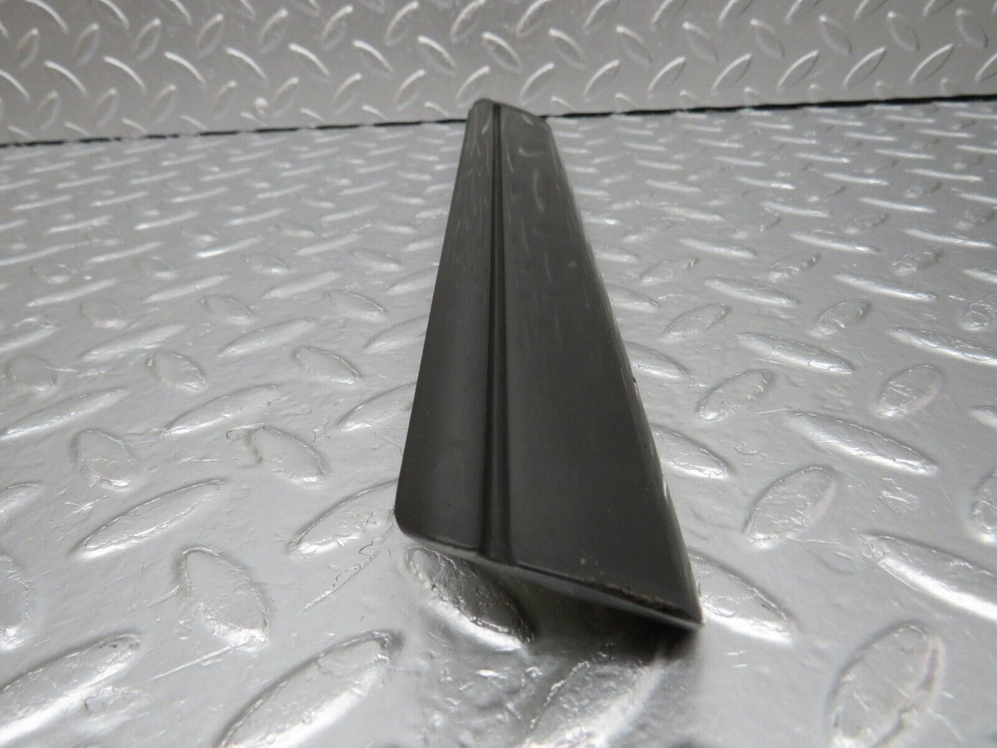 33996 Mercedes-Benz W124 260E Front Right Fender Wing Centre Moulding Trim