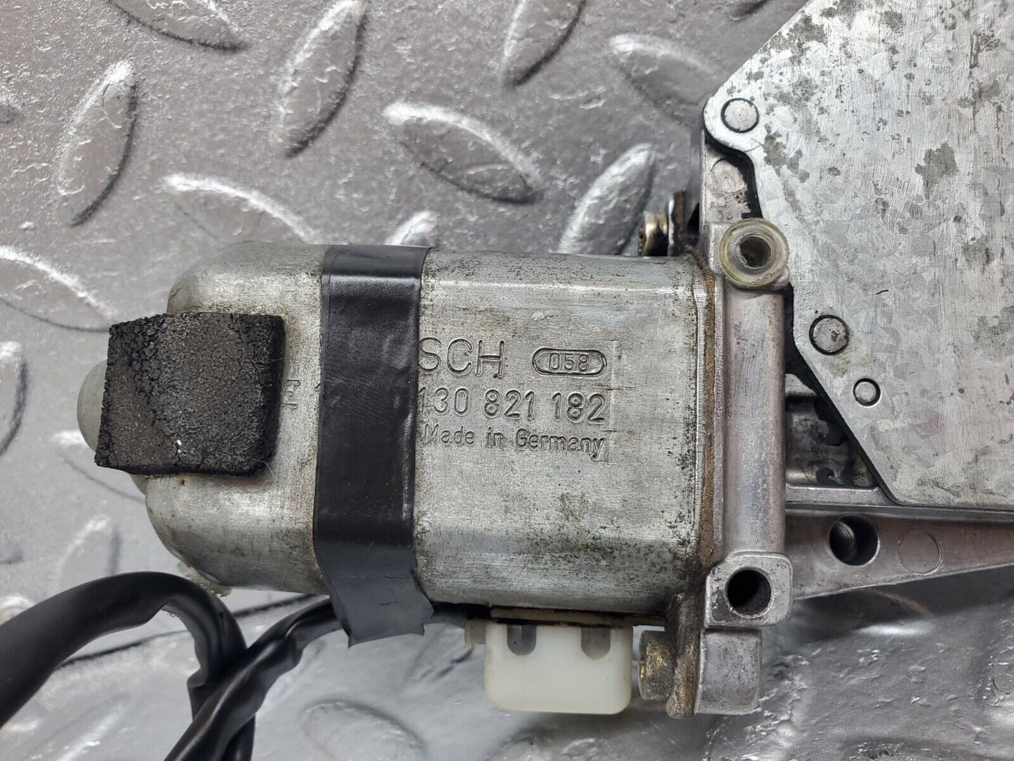 45760 Mercedes-Benz W126 420SE Front Right Window Regulator Motor 0130821182