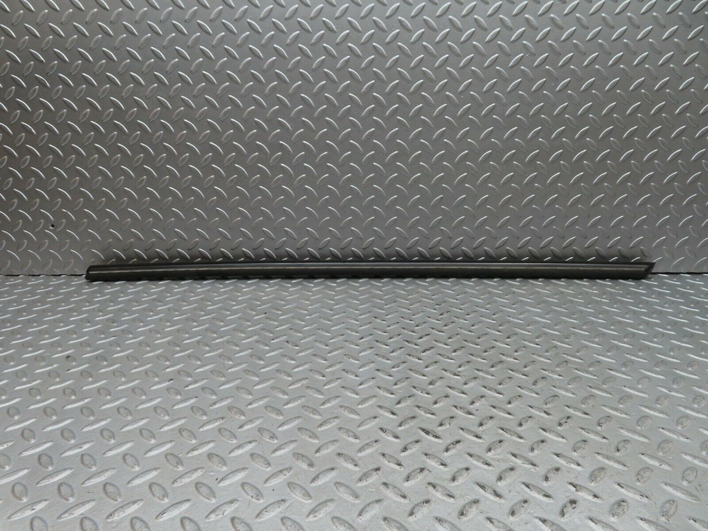 17894 Mercedes-Benz W116 450SEL Front Right Door Centre Chrome Trim
