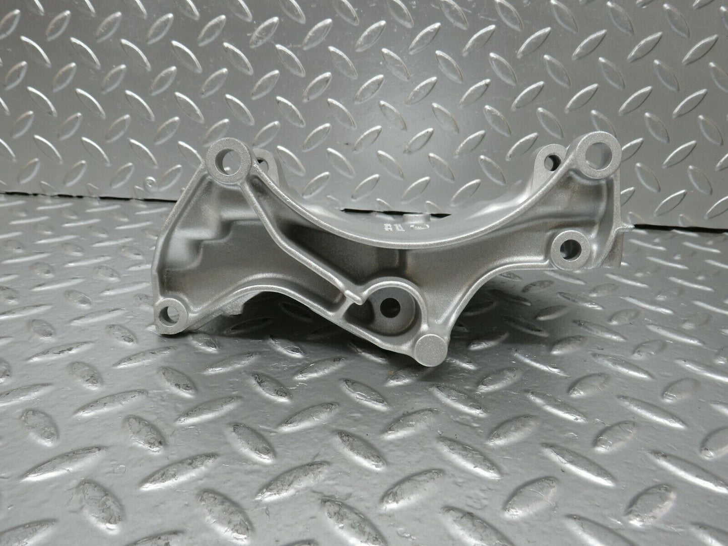 24346 Mercedes-Benz S124 220TE Wagon AC Compressor Support Bracket 1111550135