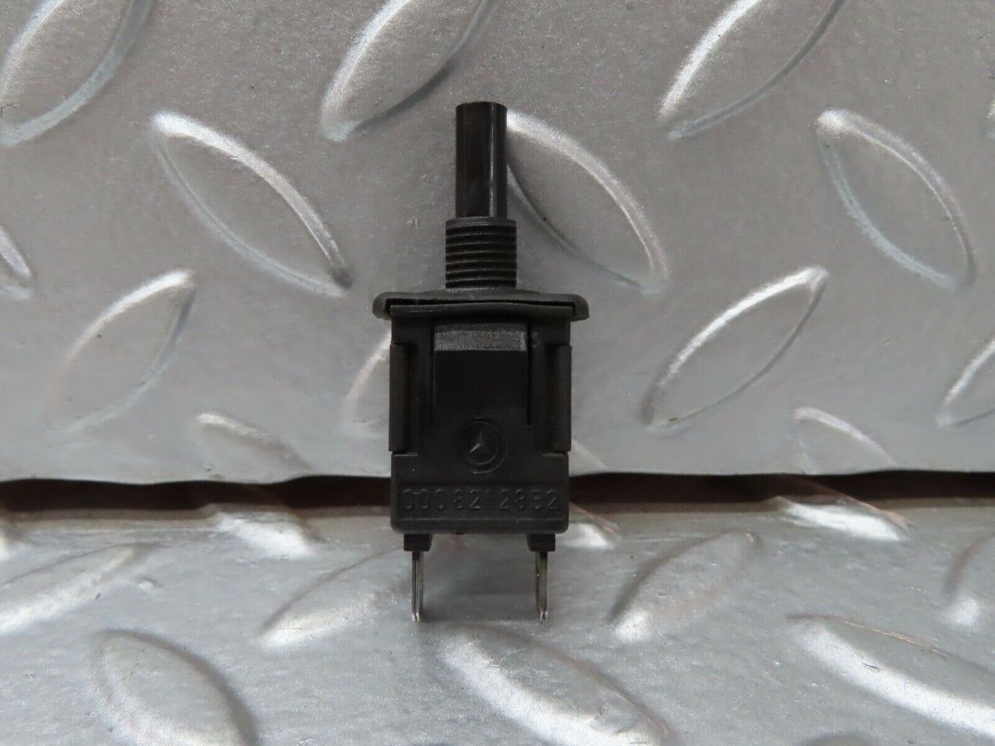 19277 Mercedes-Benz W123 300D Door Contact Switch 0008212852