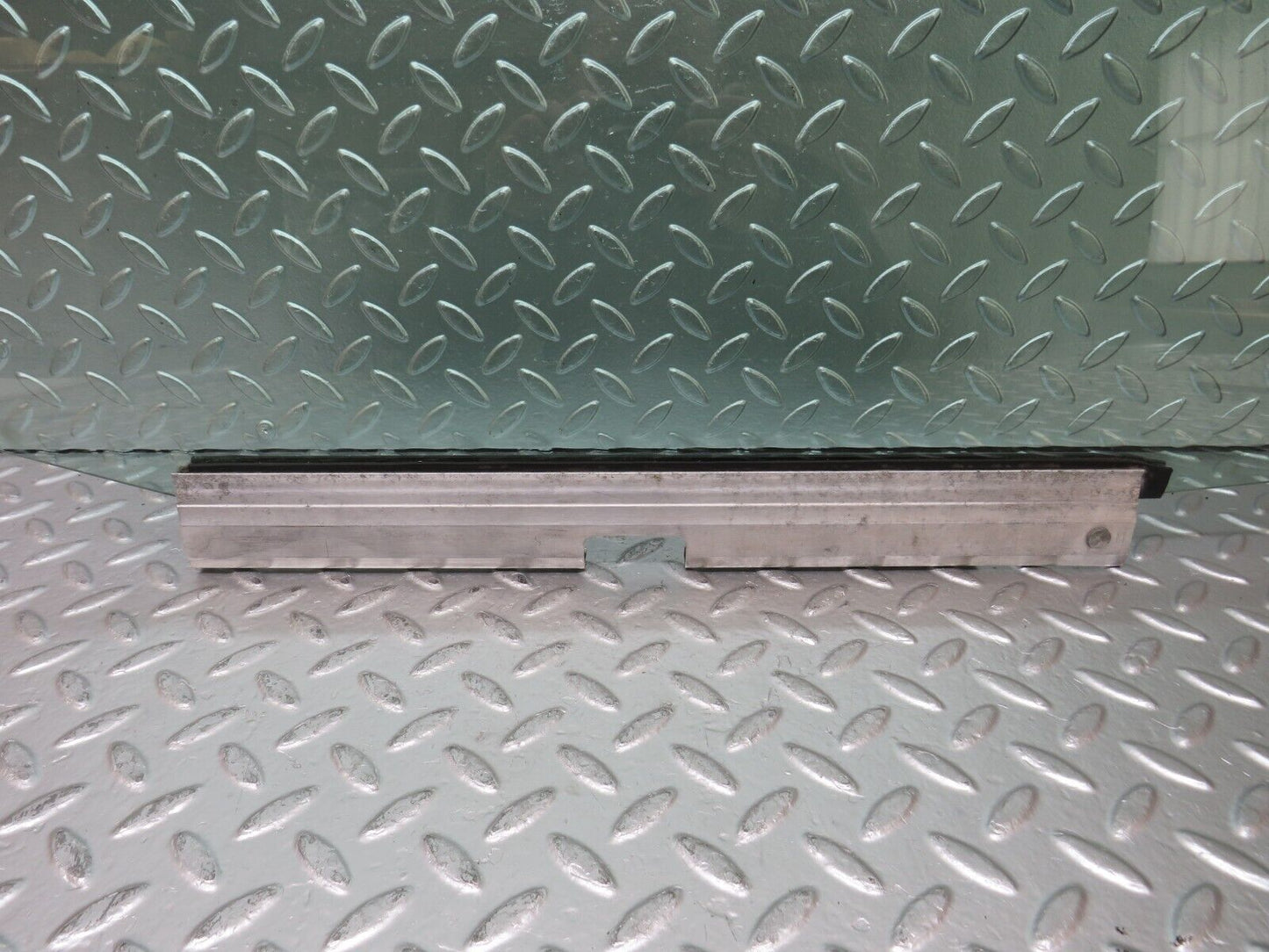 25147 Mercedes-Benz W201 190D Front Right Door Window Glass