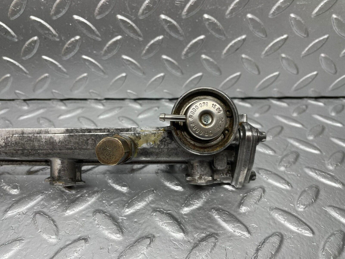 33400 Mercedes-Benz W202 C180 Fuel Injector Rail 11107845