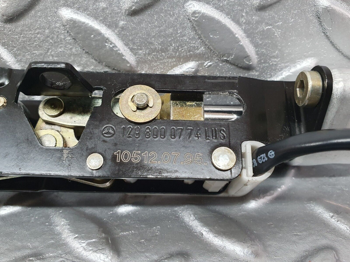 42156 Mercedes-Benz R129 320SL Coupe Soft Top Lock Latch Left 1298000774 1298001672