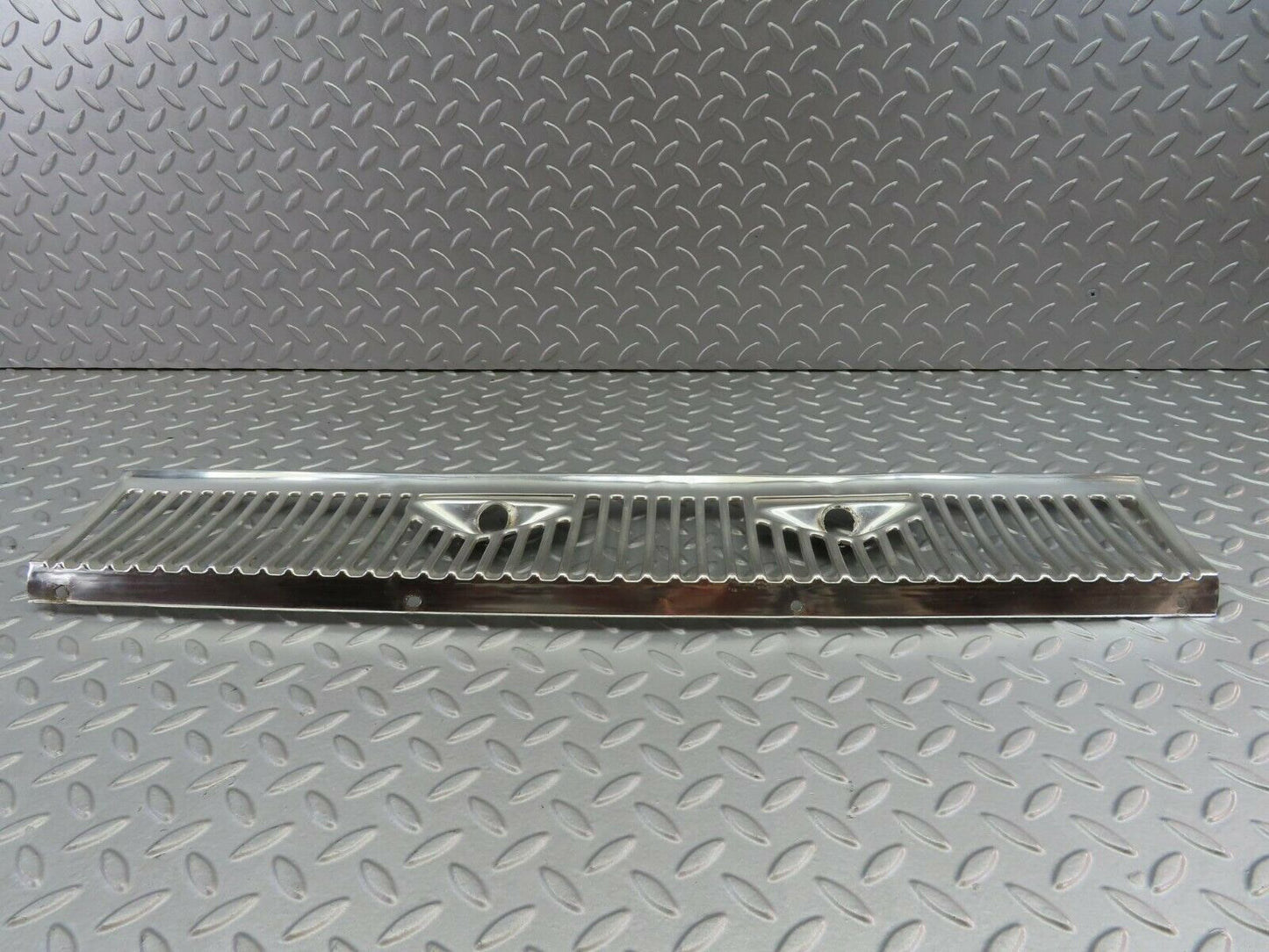 7385 Mercedes-Benz W116 450SE Air Intake Grill Chrome