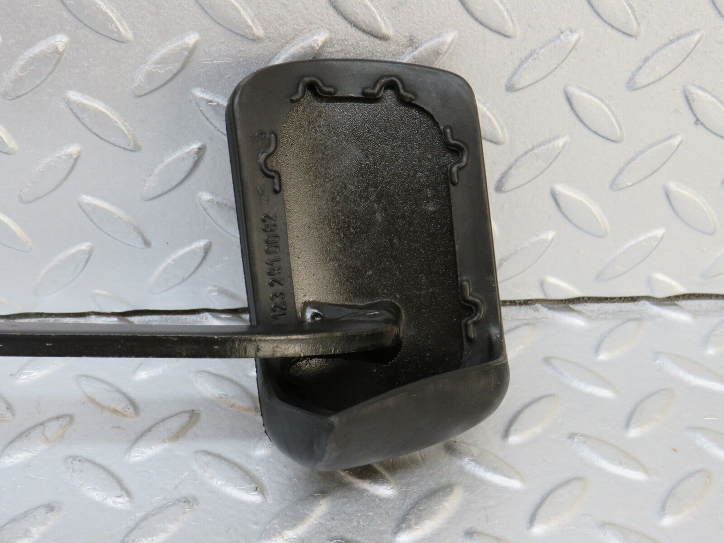 36162 Mercedes-Benz W126 420SE Brake Pedal With Rubber 1232910082