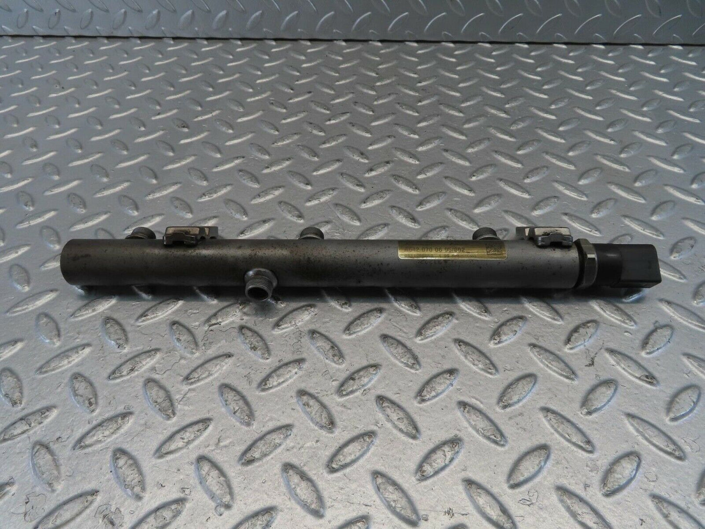 11207 Mercedes-Benz W221 S320 Fuel Rail Right Side With Pressure Sensor