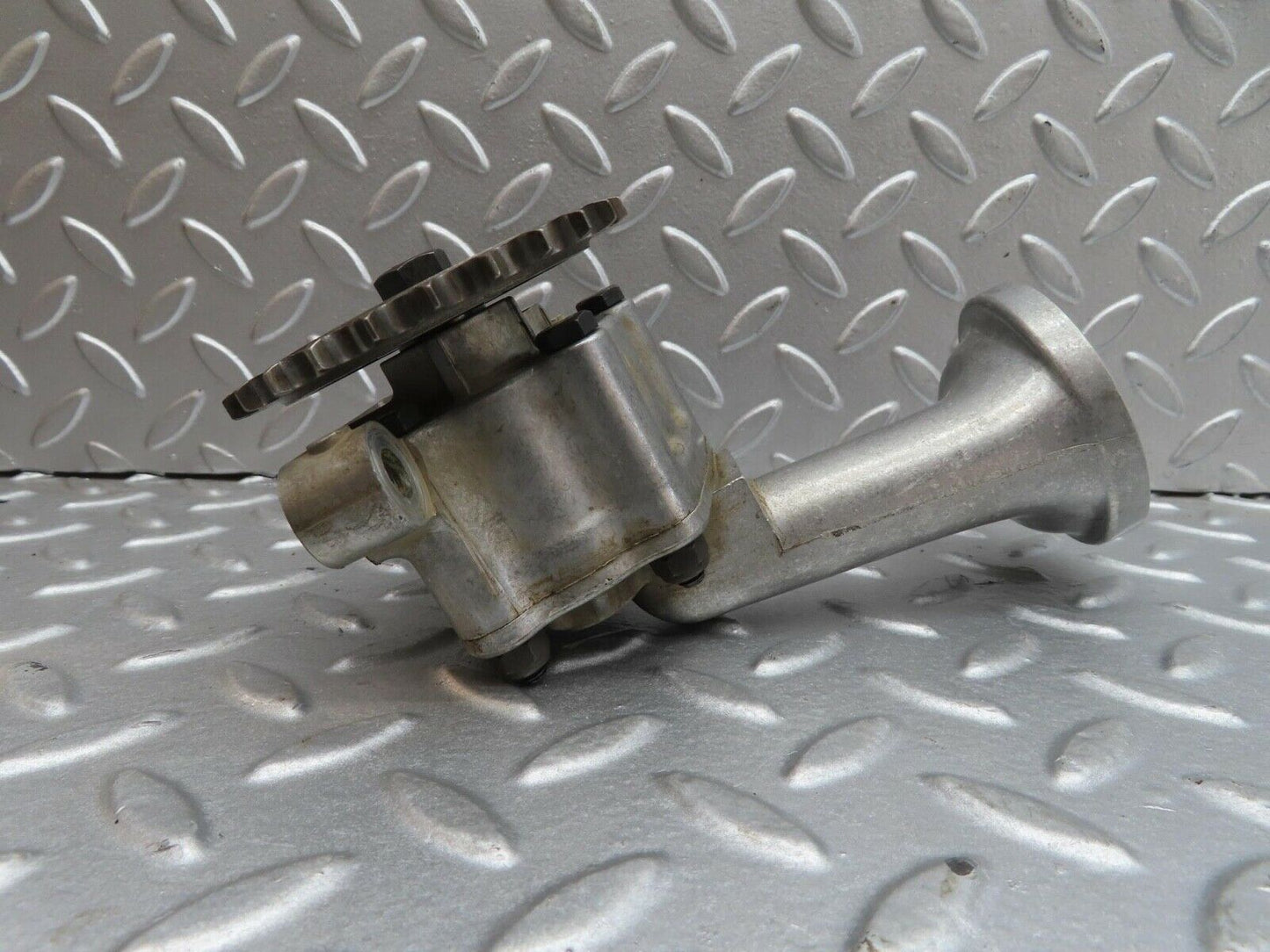 13722 Mercedes-Benz R107 450SL Oil Pump 1161800502