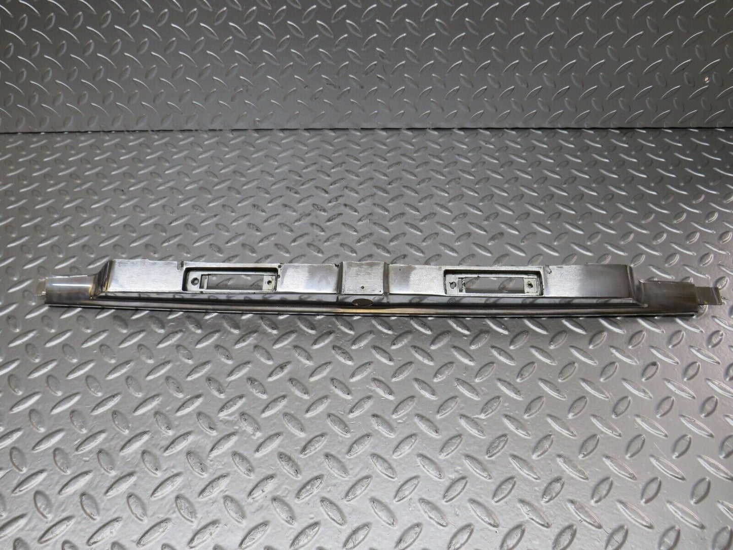 26038 Mercedes-Benz W116 450SE number Plate Light Holder Moulding 1166900580
