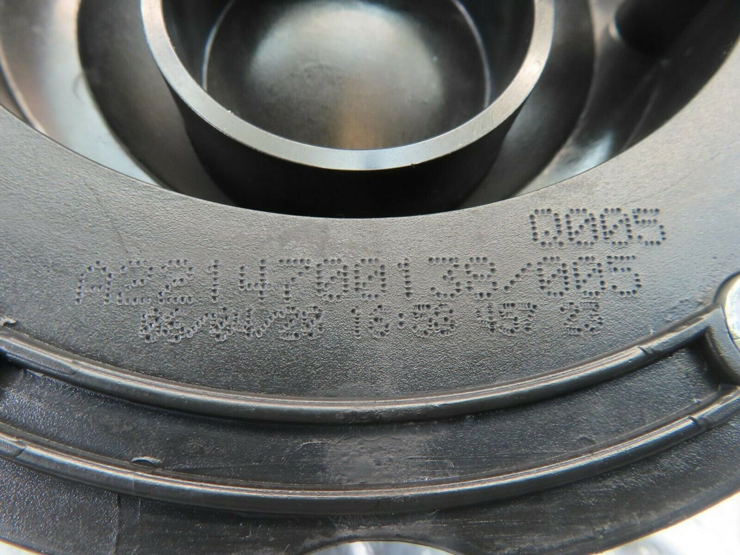 11128 Mercedes-Benz W221 S320 Fuel Tank Cap 2214700138