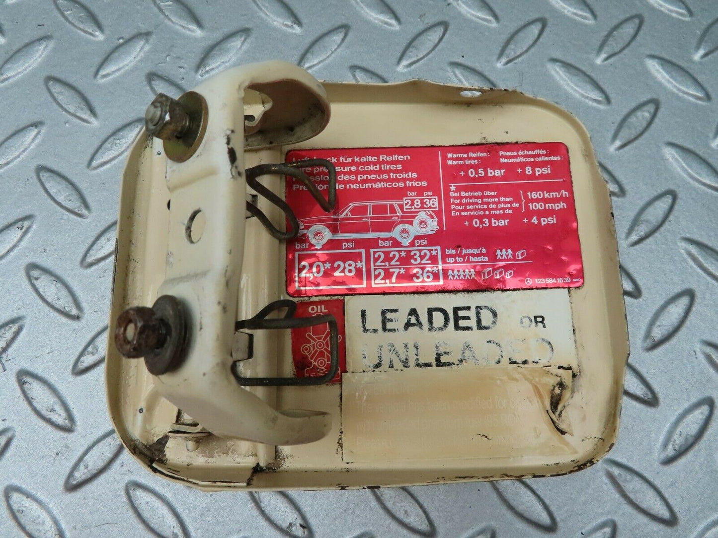3989 Mercedes-Benz S123 200T Wagon Fuel Tank Flap Cap 1235841639