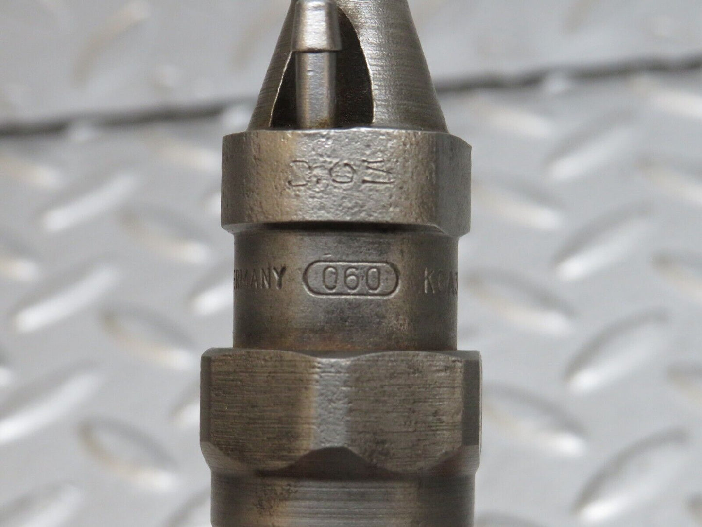 28505 Mercedes-Benz S123 240D Wagon Fuel Injector Bosch KCA30S35/4