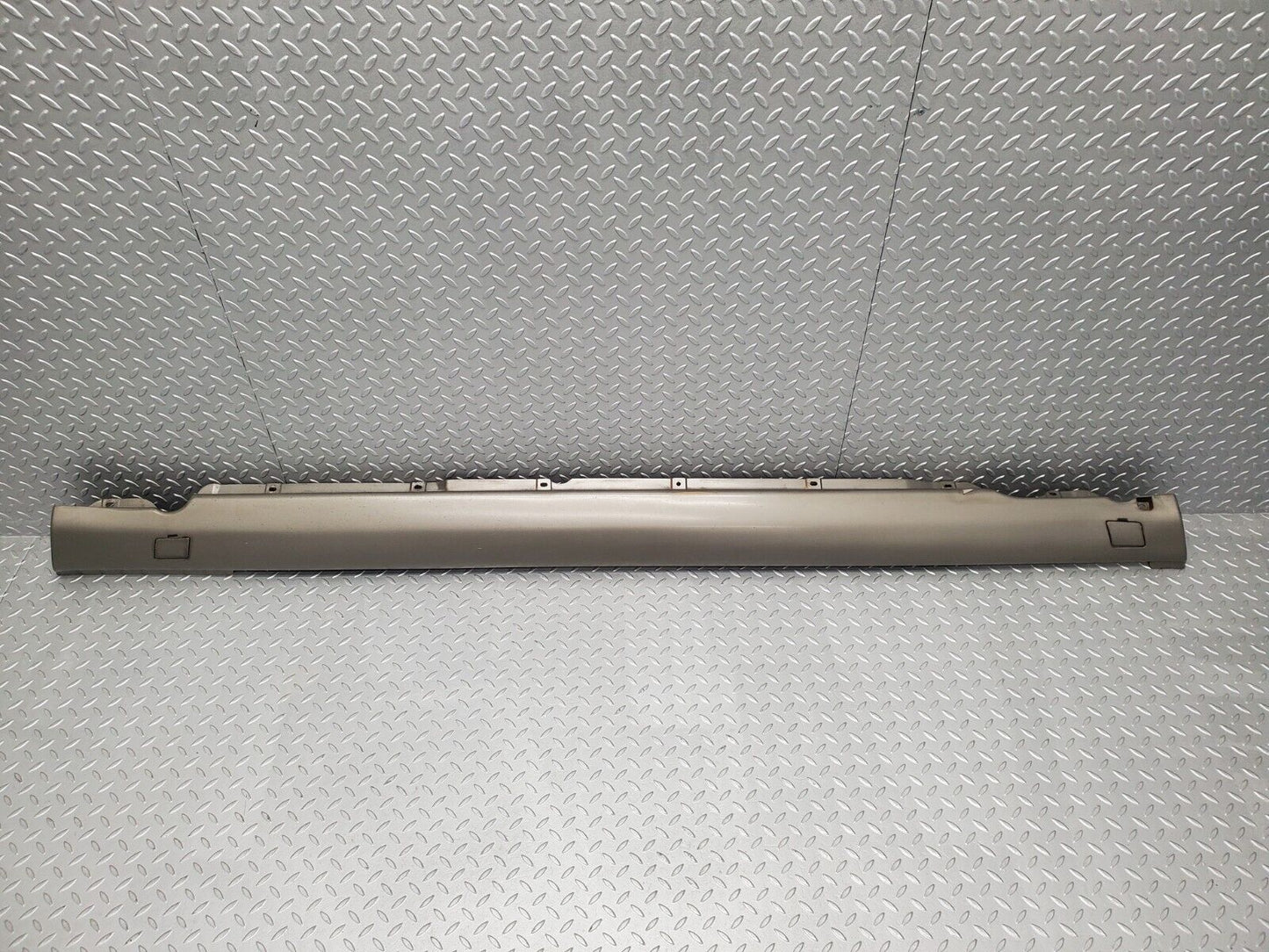 46115 Mercedes-Benz W126 420SE Side Skirt Right 1266905040 1266980430 1266980230