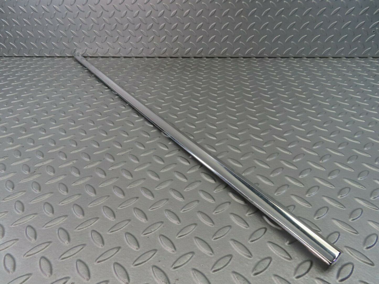 7287 Mercedes-Benz W116 450SE Rear Right Door Chrome Trim